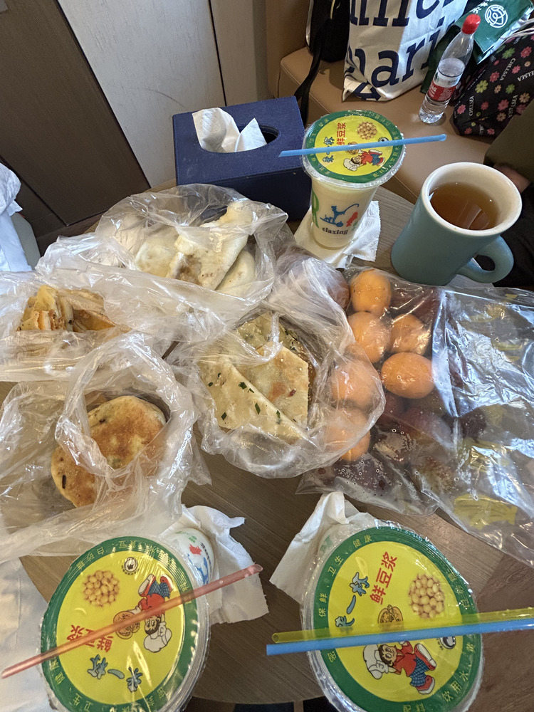 上海・朝ごはん。屋台で買ったローカルな軽食老上海蛋饼（ラオシャンハイ・ダンビン）