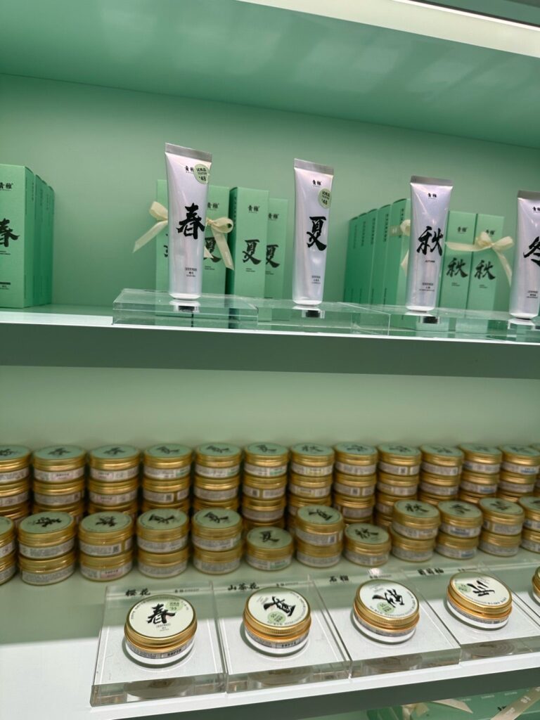 中国土産 ハンドクリーム かわいいパッケージがたくさんの青稚护手霜