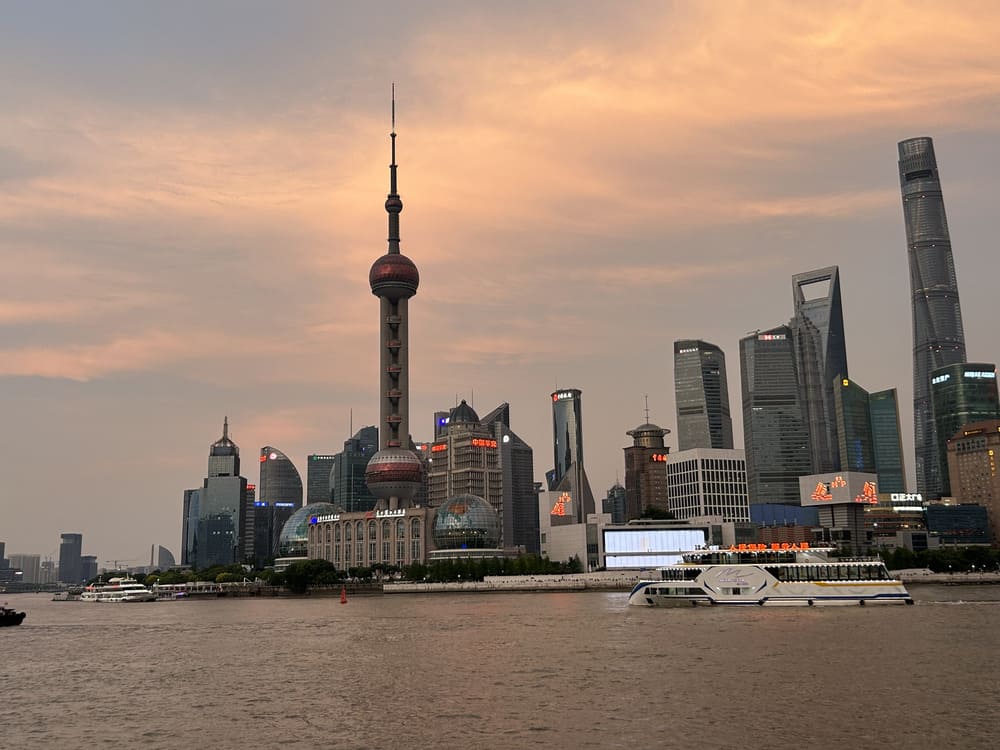 上海外灘　夕暮れ　景色がオレンジに変わるマジックアワーの画像