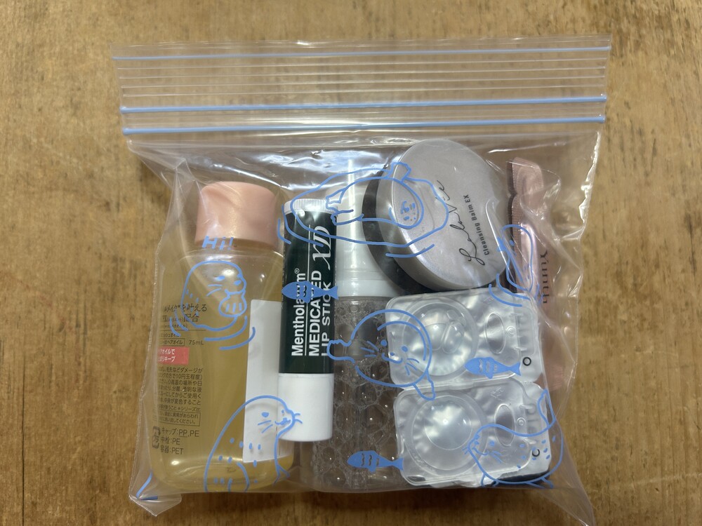 海外旅行　機内に持ち込む液体を期待サイズの透明袋に入れた写真