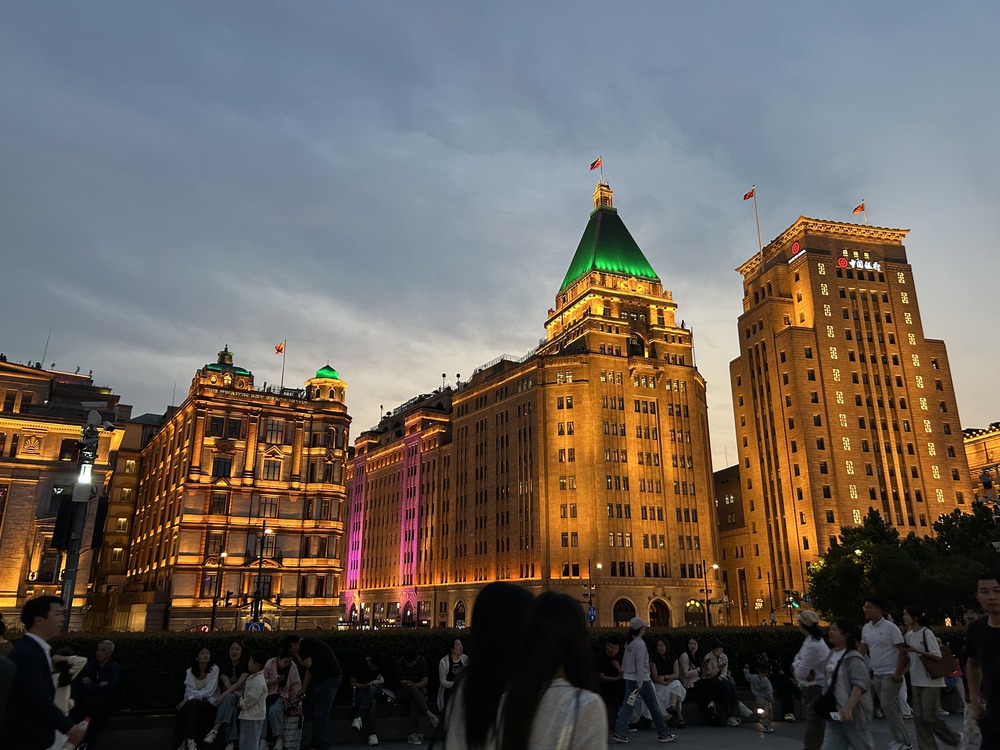上海外灘　夜ライトアップされた建造物