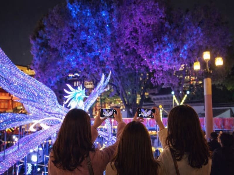 上海豫園九曲橋から撮影する鳳凰のランタンAIイメージ画像