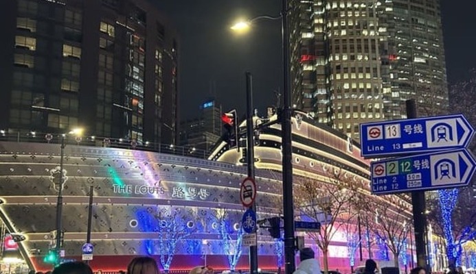 上海南京西路駅を出ると見えるLV船