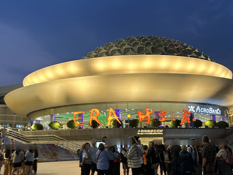 上海馬戯城正面エリア。たくさんの観光客で賑わっていました。