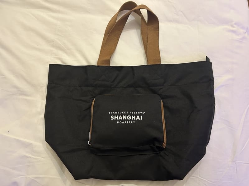 上海スタバロースタリーの限定グッズ。折りたためるショッピングバッグ。