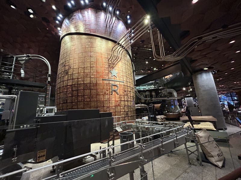 上海スタバロースタリーのコーヒーを飲みながら眺められる焙煎工場