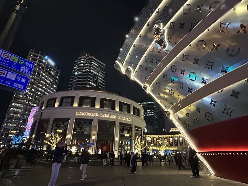 上海スタバロータリーの目と鼻の先に、ルイヴィトン船があります。