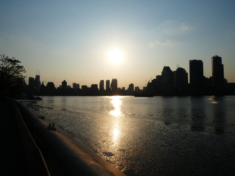 上海　船厂1862：リバーサイドから見た外灘の夕景。観光客で混雑する外灘とは違い、静かに景色を楽しめる穴場