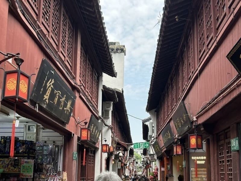 七宝老街食べ歩きの手元ショットを撮るにはもってこいの路地