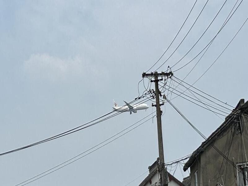 七宝老街の空をかすめる飛行機。空港の近さを実感