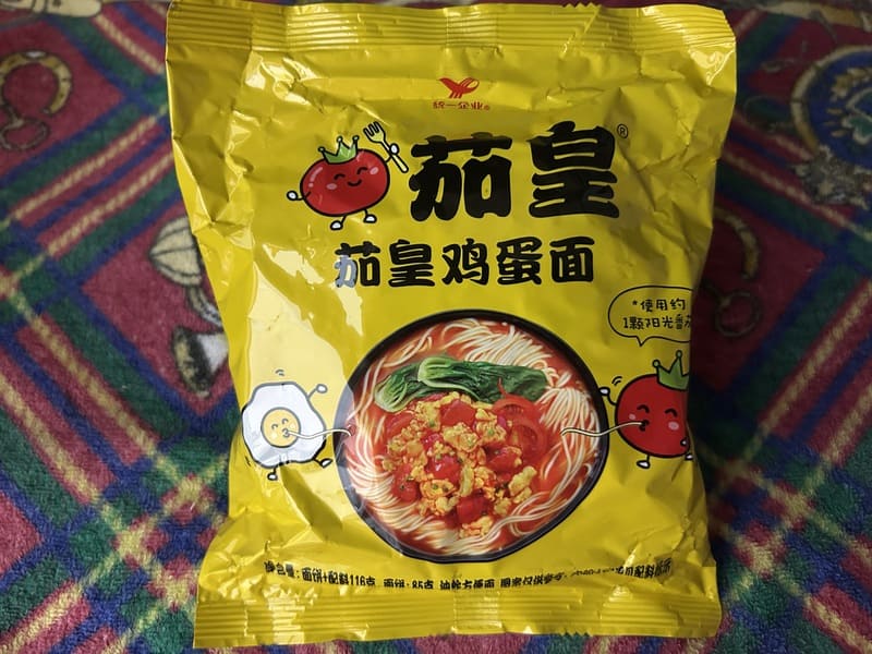 スーパーで購入した人気のインスタントラーメン