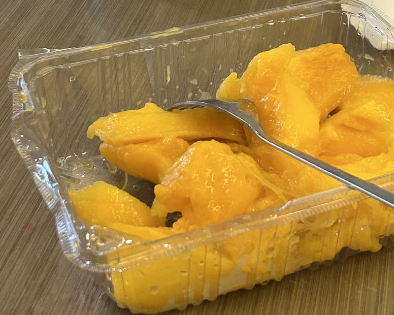上海スーパーで購入したマンゴーをホテルで食べてみた!